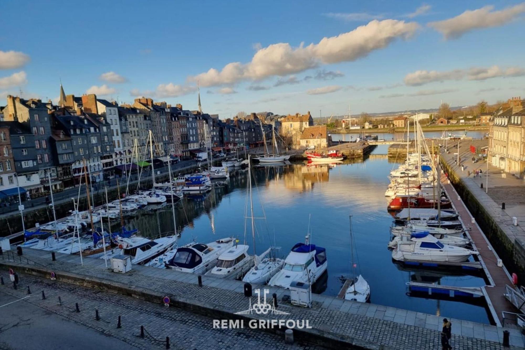 Racing The Wind Breathtaking Port View 2 Pers Apartment